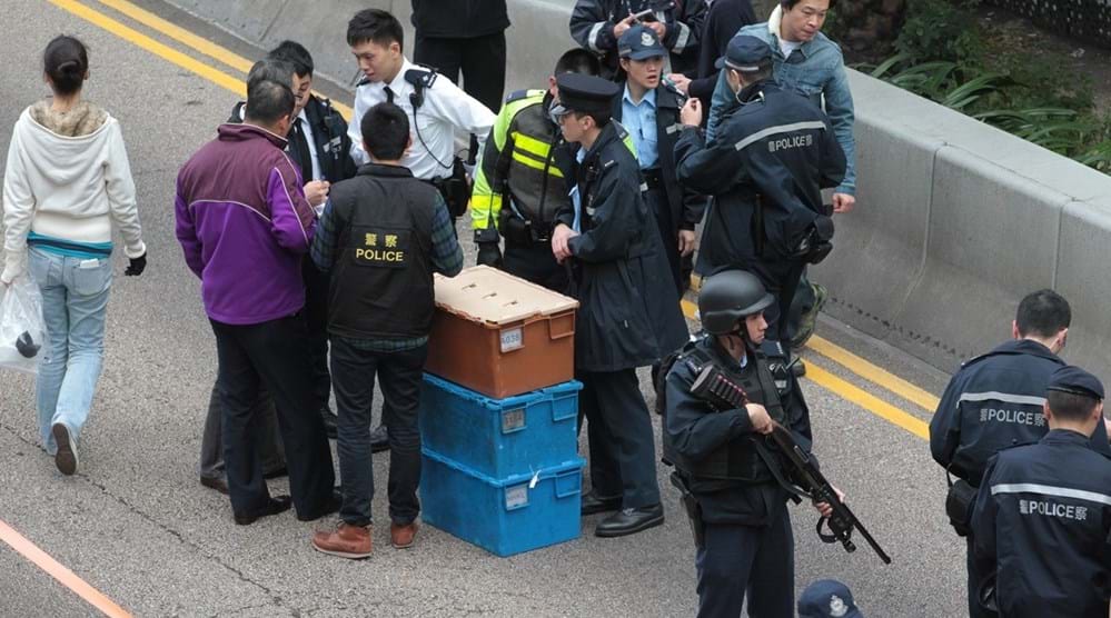 Uma carrinha de transporte de valores deixou cair na avenida Gloucester, uma das principais de Hong Kong, caixotes com notas no valor de 15 milhões de dólares de Hong Kong, o equivalente a 1,5 milhões de euros.    Img_999x556$2014_12_25_10_31_28_102208