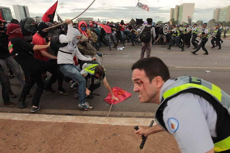Resultado de imagem para Brasil com protestos violentos depois da aprovação de lei da austeridade