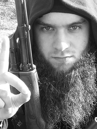 Mickäel dos Santos é um dos mais conhecidos combatentes portugueses: na rede social twitter partilhou inúmeras fotos junto a corpos e até a segurar com cabeças humanas