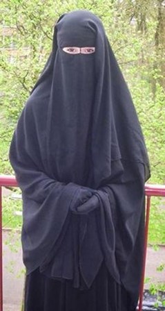 Ângela Barreto fugiu de casa, na Holanda, no Verão do ano passado. Casou-se com Fábio Poças, que conheceu pela internet. Vivem ambos em Manbij, no norte da Síria.