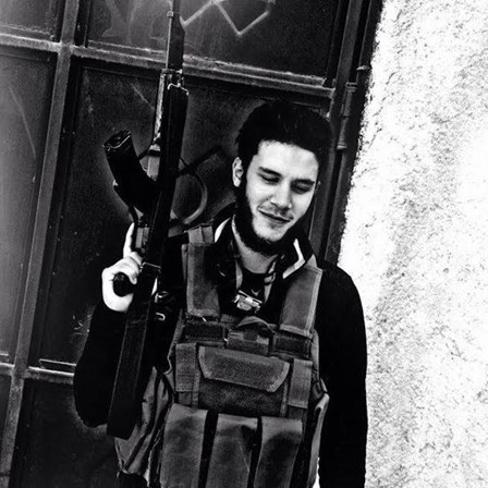 Mikael Batista partiu para a Síria no Verão de 2013. Em Janeiro deste ano terá morrido em Kobane, vítima dos bombardeamentos da coligação internacional. Tinha 22 anos
