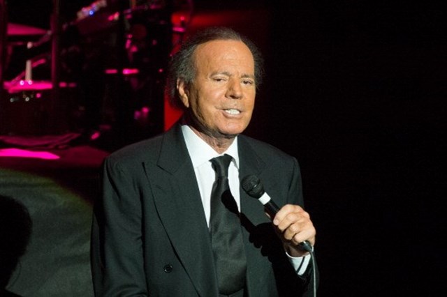 Julio Iglesias Reaparece No Dia Em Que Faz Anos Social S Bado