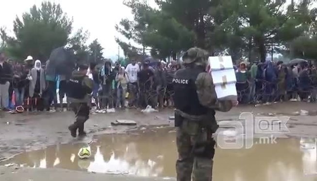 Refugiados protestam para entrar na Macedónia