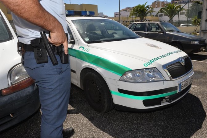 GNR fora de serviço detido por disparar arma em café