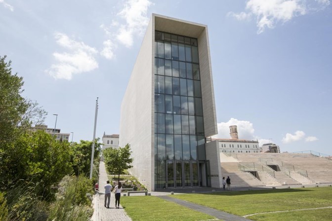 Universidade Nova de Lisboa dividida sobre passagem a fundação