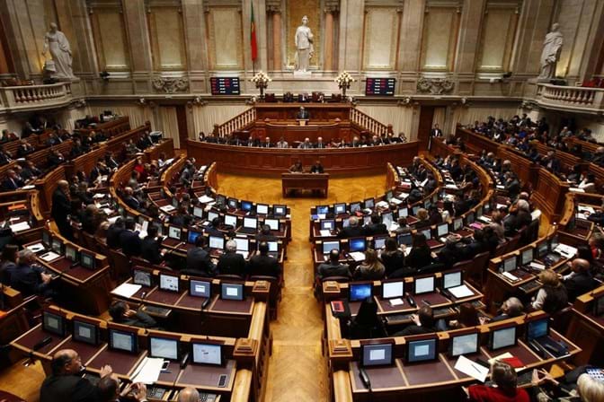 PS vota contra congelamento de propinas
