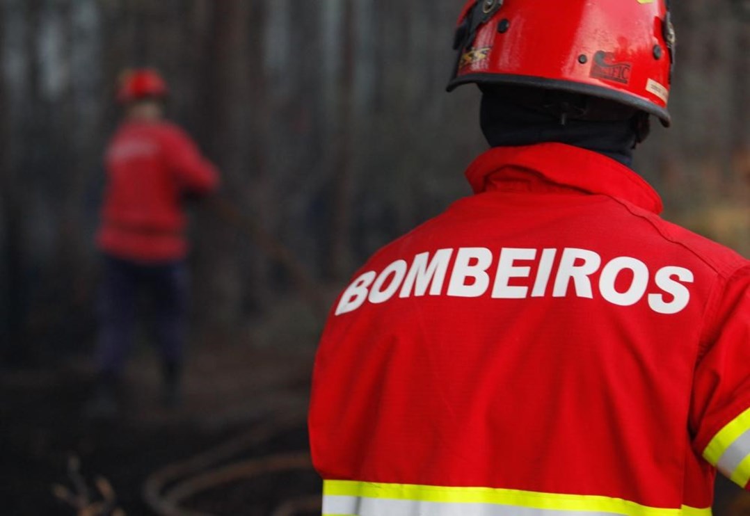 Inc Ndios Sete Distritos Do Norte Em Alerta Vermelho A Partir Da Meia