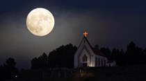A SÁBADO oferece-lhe uma banda sonora para a Super Lua de hoje