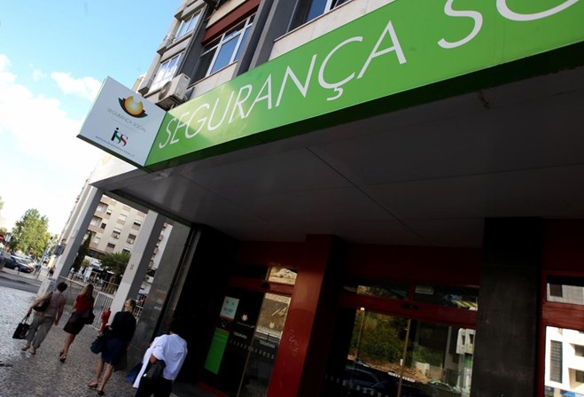 <strong>Precariedade</strong><br />Até 31 de Outubro vão ser identificadas as necessidades permanentes dos serviços públicos, abertas vagas nos mapas de pessoal e iniciados os procedimentos de contratação.