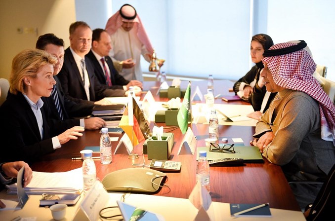 Ministra alemã recusa cobrir-se em visita à Arábia Saudita