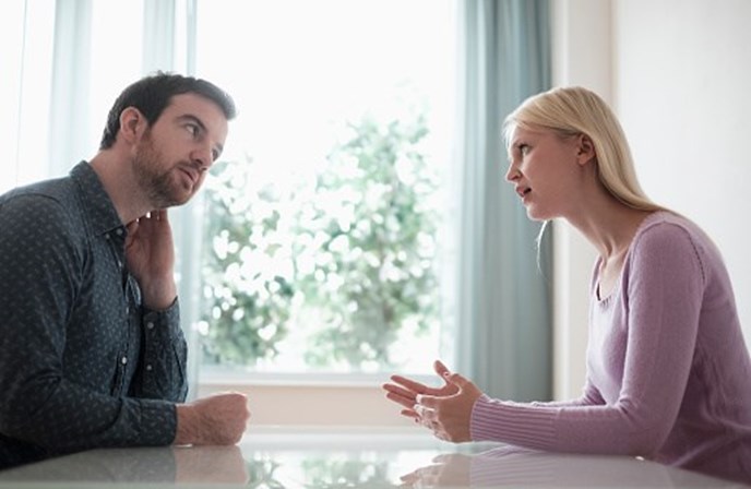 <ol>
<li><strong>1. Não evite o confronto</strong></li>
</ol>
<p>É natural e saudável que duas pessoas que vivem juntas, cada uma com os seus hábitos, tiques e manias, acabem por discutir por pequenas coisas.