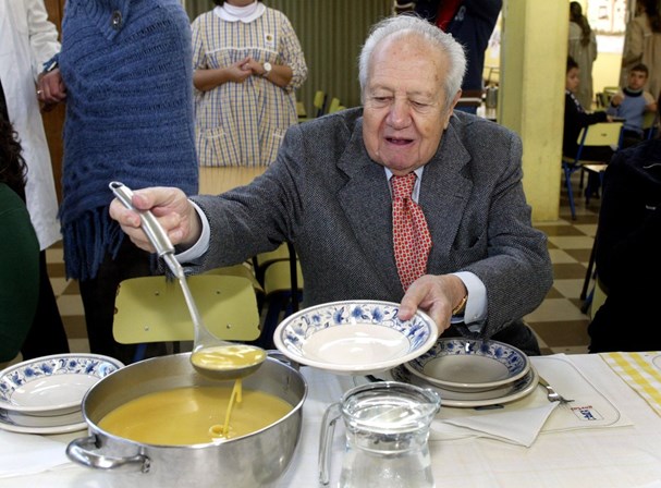 A servir-se de sopa durante um evento de campanha.