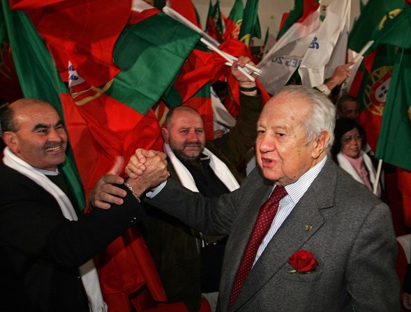 Soares de rosa ao peito.