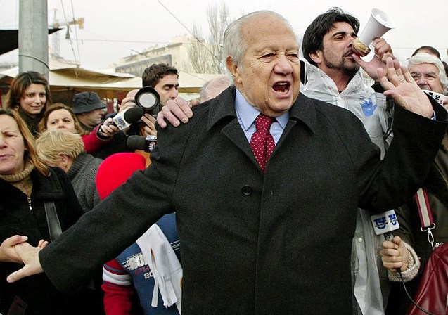 Mário Soares entre a multidão