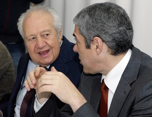Ao lado de José Sócrates, que o convenceu a candidatar-se