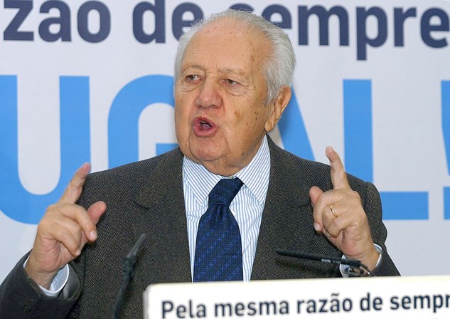 A discursar. 