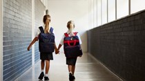 Meninas acreditam que só os rapazes são inteligentes