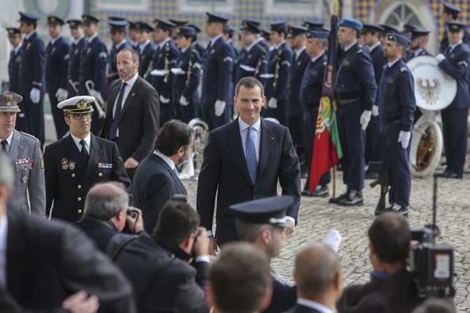 "A sua tarefa e legado político em Portugal e o seu papel decisivo no sucesso da transição democrática da sociedade portuguesa converteram-no num dos grandes líderes portugueses e europeus do último século", pode ler-se na mensagem do rei Felipe VI de Espanha 