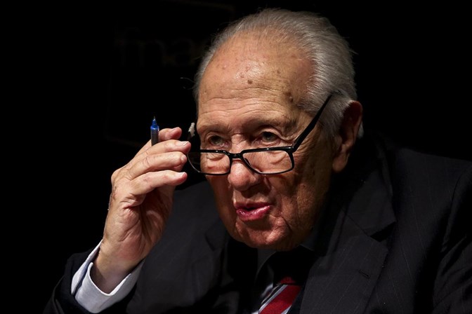 Petição para impedir nome de Soares em novo aeroporto chega ao Parlamento