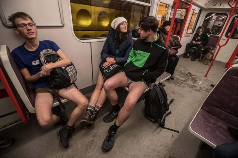 Andar no metropolitano sem calças