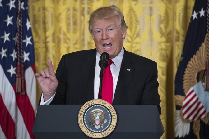 Ex-agente do FBI acusa Trump de favorecer Rússia