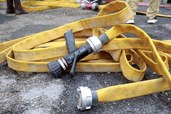 Carro de bombeiros arde durante combate às chamas