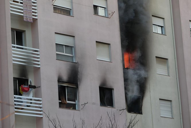 Incêndio num prédio causa seis feridos. Fogo extinto