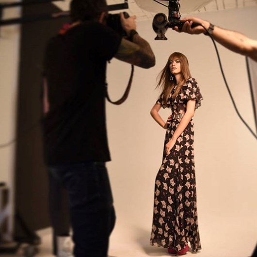 As melhores imagens do primeiro transgénero na capa da Vogue Paris