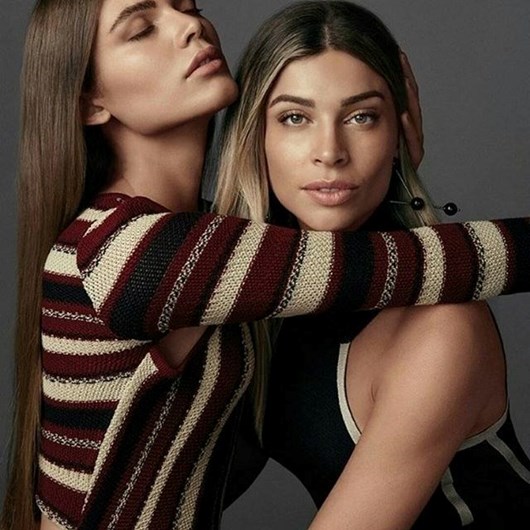 As melhores imagens do primeiro transgénero na capa da Vogue Paris