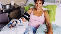 Mãos reimplantadas tornam-se símbolo contra violência de género