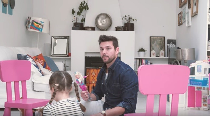 Jorge Corrula brinca com Barbies