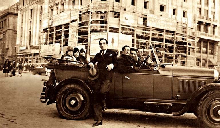 Almada na intimidade: uma vida cheia, do cabaret ao casamento