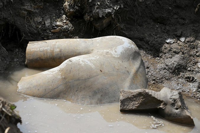Estátua de faraó de oito metros encontrada em bairro de lata