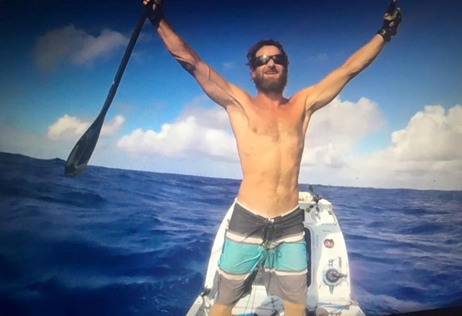 Surfista atravessa Atlântico sozinho sem qualquer apoio