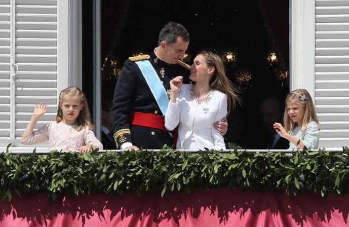 Felipe foi coroado rei de Espanha a 19 de junho de 2014. Nesta imagem, os reis beijam-se na varanda do Palácio Real, em Madrid, acompanhados pelas filhas, Leonor (à esquerda) e Sofia (à direita)