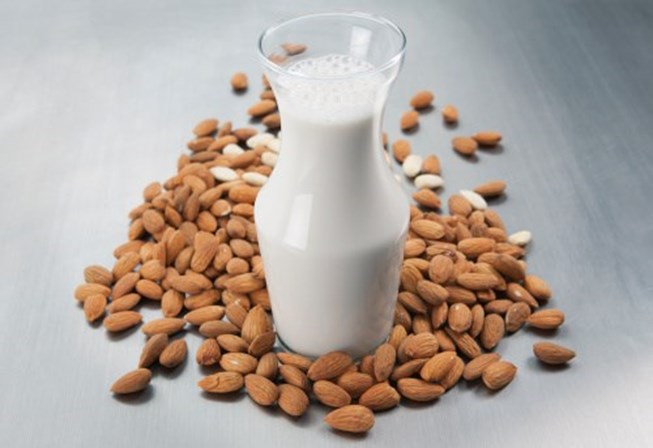 <p><strong>Leite de amêndoa</strong></p>
<p>É uma das alternativas ao leite de vaca, mas o leite de amêndoa é desprovido de nutrientes, garante o dietista Andy Bellatti. As amêndoas são ricas em proteínas, mas um copo de leite deste fruto seco contém apenas 2 por cento de amêndoas. É melhor optar por leite de soja ou leite de vaca magro. </p>