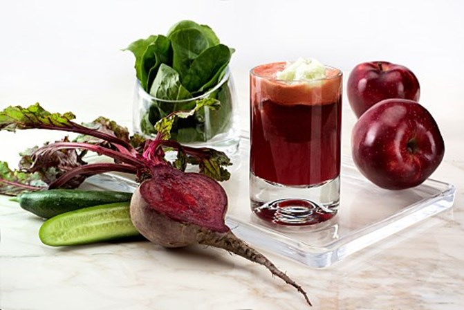 <p><strong>Sumos de <em>detox </em></strong></p>
<p>O dietista norte-americano garante que só em casos de envenenamento é que alguém precisa de ser desintoxicado.