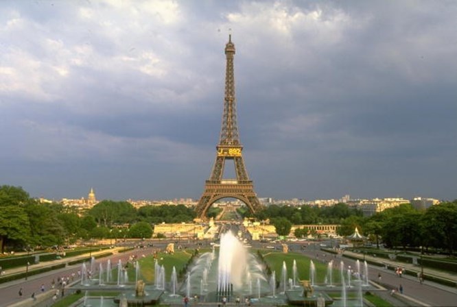 <span><strong>França</strong><br /><br />A França é uma das maiores economias europeias, com um PIB per capita de mais de 42 mil dólares, e é um dos principais exportadores de armas. A sua influência estende-se por todo o mundo desde as ciências, política, economia à cultura, diz o estudo. </span>
