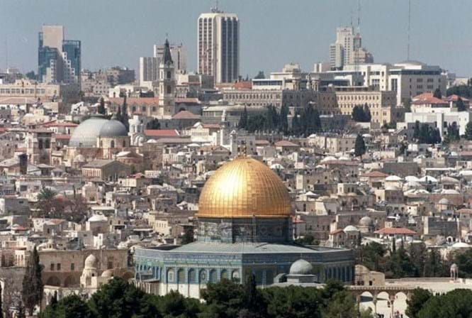 <span><strong>Israel</strong><br /><br />Israel tem uma economia forte e um elevado nível de educação e rendimentos per capita, apesar do eterno conflito palestiniano.Com um território pequeno e a população de oito milhões de pessoas, Israel acaba por ter uma grande influência internacionalmente. </span>
