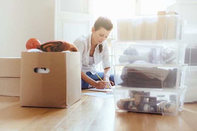 <p><strong>Como arrumar?</strong></p>
<p>Limpar a sua vida de tralhas pode levar vários dias. Arranje cinco caixas de cartão: uma para doar, outra para lixo, outra para reciclar, guardar e outra ainda para aqueles objectos que ainda não tem a certeza se quer deitar fora. E para cada objecto responda às seguintes perguntas: Gosto?, Faz-me feliz?, Utilizo?, Preciso?</p>