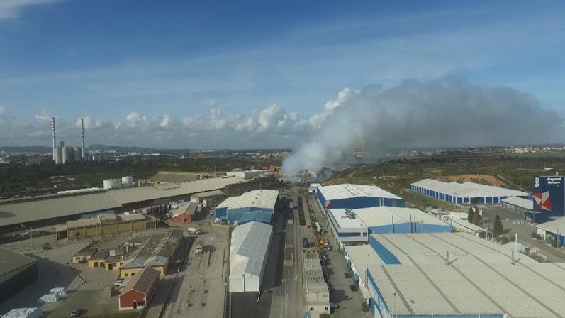 Nova explosão na fábrica da Sapec. Bombeiros pedem reforços de meios