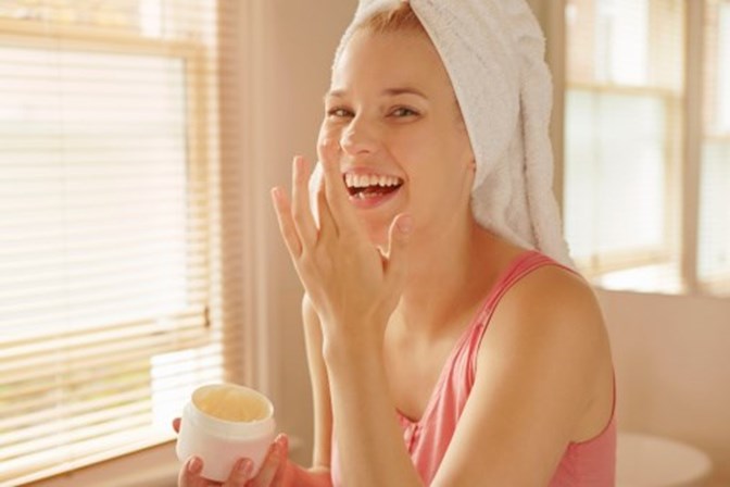 Usar cosméticos saudáveis<br />Hidratar a pele com produtos pouco gordurosos é um passo para uma boa oxigenação da pele. A solução é aplicar cosméticos sem conservantes, parabenos e fragrâncias artificiais. A chegada do bom tempo é sinónimo de uma pele sensível e cuidados a adoptar.