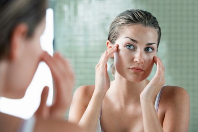 Aplicar produtos com calma e conscientemente<br />De forma a evitar agredir a pele, ao aplicar os cosméticos deve fazê-lo com cuidado. A sua pele é o órgão que está mais exposto ao ambiente, protege-o e cuide de si.