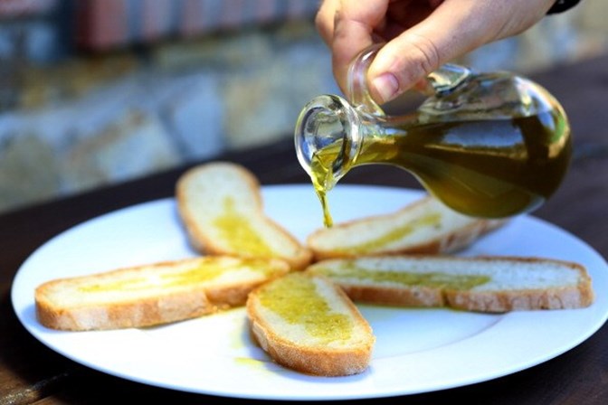 1 - Itália<br /><br />A Itália é o país mais saudável com uma pontuação de 93,11. A dieta mediterrânica abundante em vegetais regados com azeite extra virgem é o que mais ajuda na saúde dos italianos.