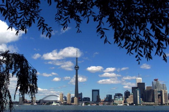 <span>17 - Canadá<br /><br />O Canadá é o mais saudável dos países desenvolvidos da América. Com 89.53 pontos, aos quais são deduzidos 4.96 pontos de penalização, o Canadá tem uma nota final de 84.57 pontos. Bem acima dos 73.05 pontos dos EUA (34º a nível mundial). </span>