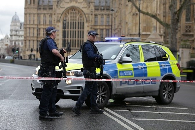 Autoridades britânicas tratam tiroteio como