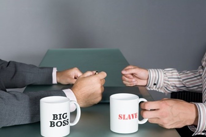 Hierarquia excessiva<br />Uma hierarquia demasiado rígida torna os funcionários descontentes com a empresa. É essencial estabelecer uma estrutura de liderança, mas quando isso é apenas suportado por uma hierarquia exagerada deixa os colaboradores insatisfeitos.<br /><br />