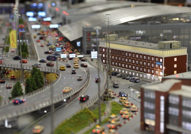 <p><strong>Alemanha</strong></p>
<p>Pode visitar o Muro de Berlim ou a Porta de Brandeburgo, mas o que não deve mesmo perder na Alemanha é o Maravilhoso Mundo em Miniatura, em Hamburgo. São 1.150 metros quadrados de linhas férreas em miniatura com 700 comboios que atravessam várias cidades internacionais também em miniatura. Foi criado em 2000 por dois irmãos gémeos e tornou-se no local mais visitado no país. </p>