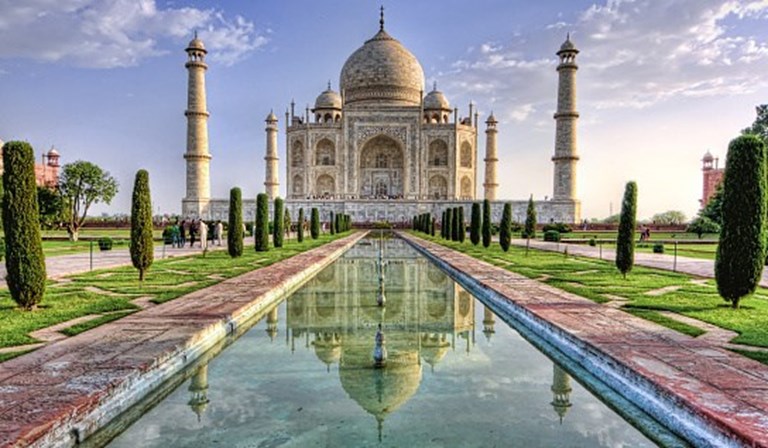 <p><strong>Índia</strong></p>
<p>A beleza do Taj Mahal, o mausoléu mandado construir no século XVII pelo imperador mongol Shah Jahan em memória de uma das suas mulheres, é um dos monumentos mais populares no país e mais conhecido no mundo. É também o preferido pelos utilizadores do TripAdvisor. </p>