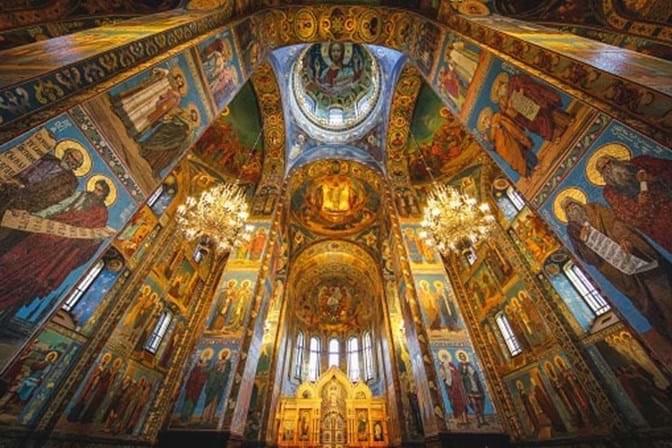 <p><strong>Rússia</strong></p>
<p>O monumento mais popular na Rússia, segundo o TripAdvisor, situa-se em São Petersburgo e é a Igreja <span>da Ressurreição do Salvador sobre o Sangue Derramado</span>. Construída por ordem dos czares, no local onde Alexandre II foi ferido mortalmente, esteve em obras de restauro durante 27 anos antes de voltar a abrir, em 1997. </p>